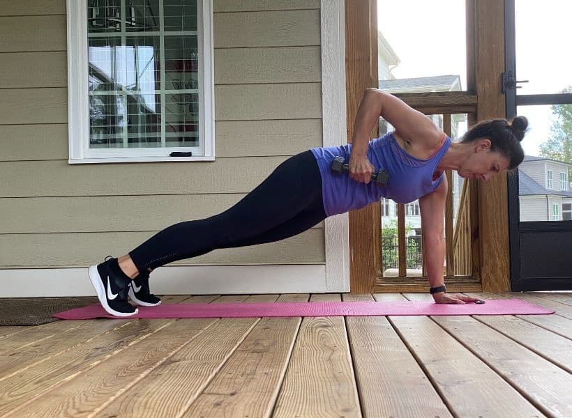 woman doing plank with weighted row