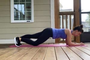 woman doing low plank with knee taps