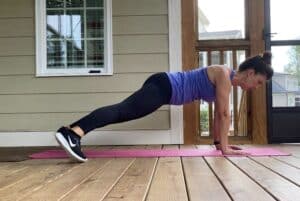woman doing plank wipers