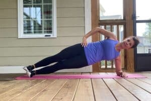 woman doing Side plank on forearm