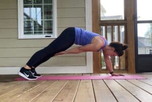 woman doing plank knee taps