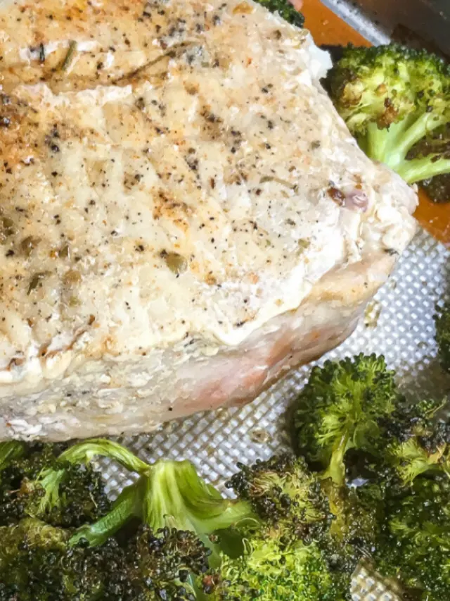cropped-pork-chops-on-sheet-pan-with-broccoli-featured.png