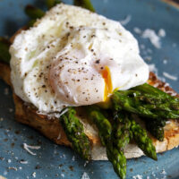 Toasted,Sourdough,Bread,With,Grilled,Asparagus,,Poached,Egg,And,Parmesan
