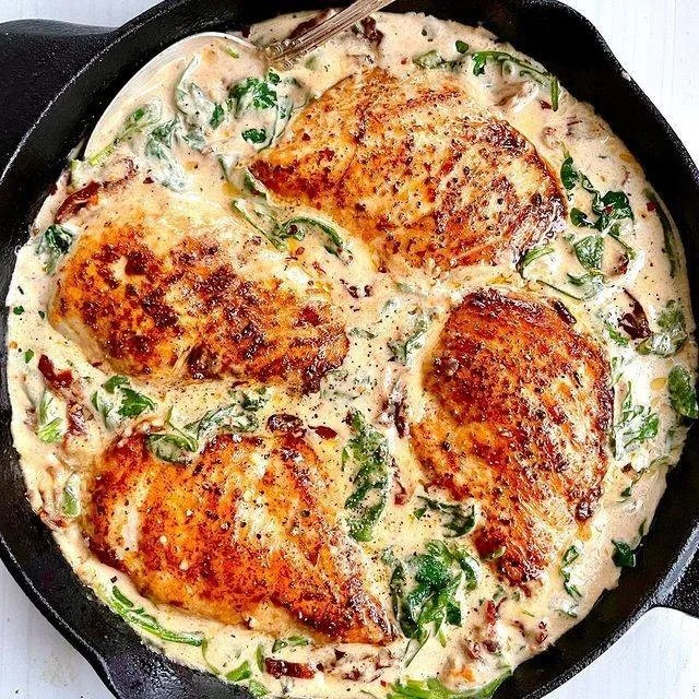 CREAMY GARLIC & SUNDRIED TOMATO-BASIL CHICKEN SKILLET RECIPE